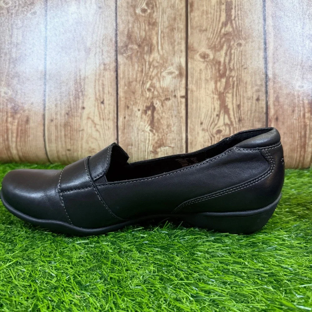 Taos Uppity Loafers Womens sizee 7.5 Black Leather Buckle Comfort